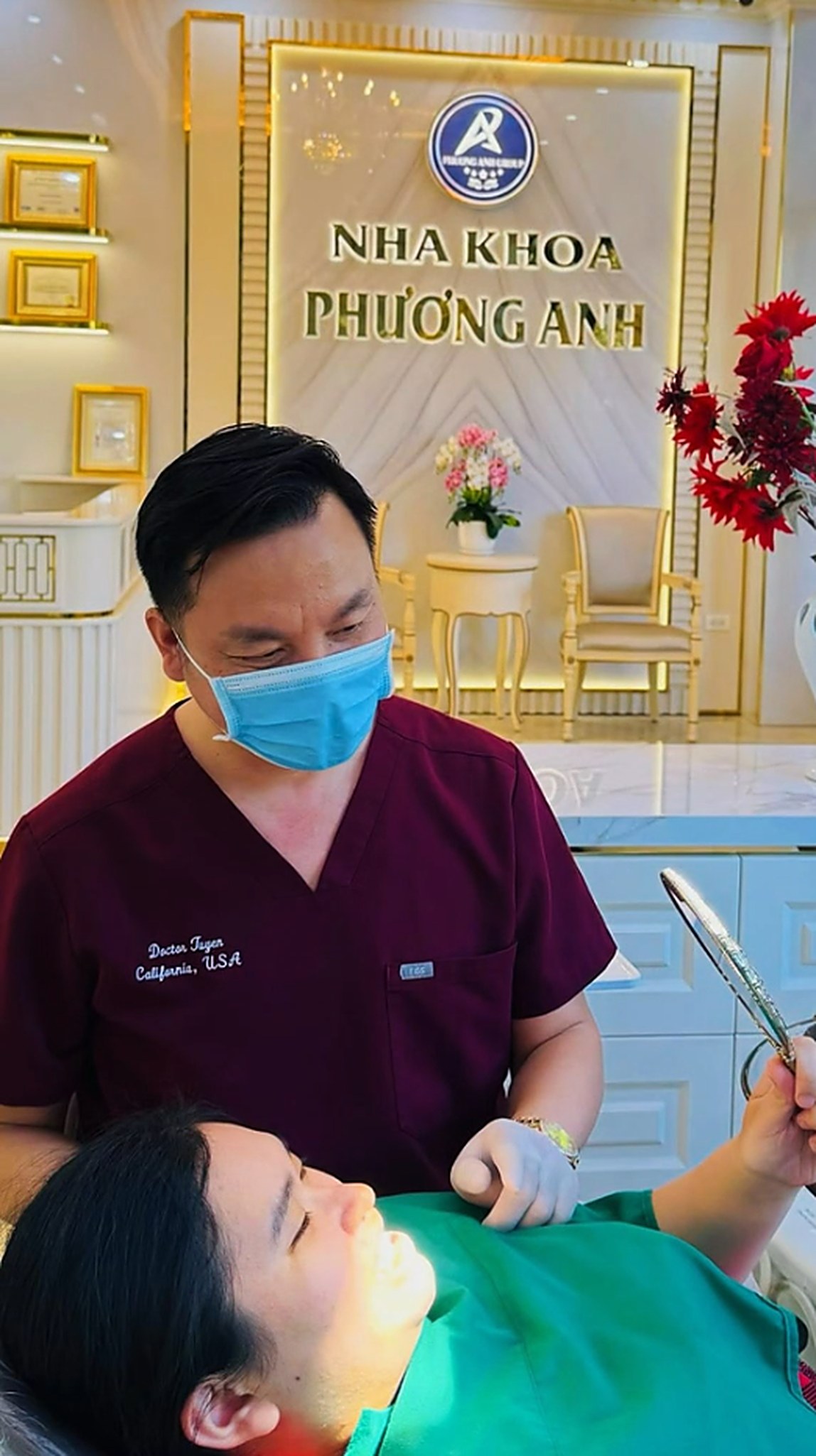 Doctor Nguyen Duc Tuyen with a patient at the clinic