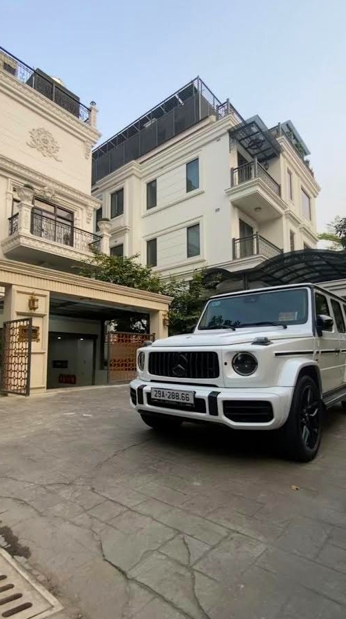 The private VIP transfer vehicle outside the Phuong Anh villa studio in Hanoi